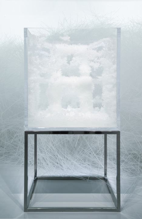 サムネイル:吉岡徳仁がクリスタライズ展で発表した椅子「蜘蛛の糸」