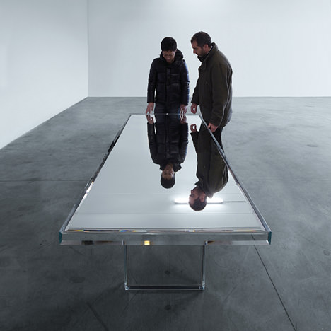 サムネイル:吉岡徳仁がイタリアの家具メーカー・GLAS ITALIAのためにデザインした「PRISM　ミラーテーブル」