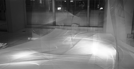 サムネイル:岩瀬諒子による薄板ガラスを使用したインスタレーション「KUSANAMI」