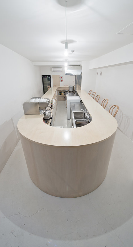 サムネイル:久野浩志建築設計事務所による札幌の店舗「バール メンタ」