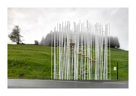サムネイル:藤本壮介、スミルハン・ラディック、ワン・シューなどが設計したオーストリア・クルムバハのバス停の写真