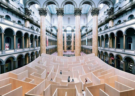 サムネイル:BIGによるアメリカ国立建築博物館内の巨大迷路のようなインスタレーション「The BIG Maze」