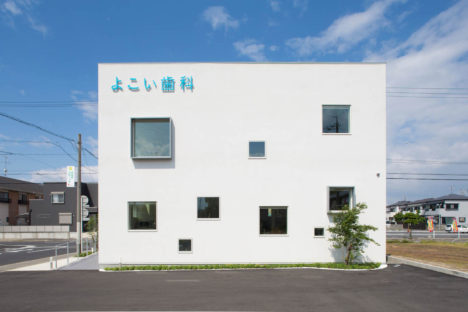 サムネイル:イクスデザイン＋増田建築計画事務所による、愛知県清須市の「よこい歯科クリニック」