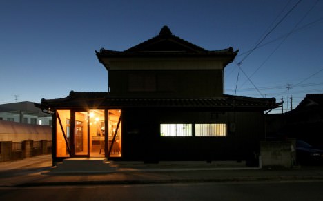 サムネイル:間宮晨一千デザインスタジオによる、名古屋市の、築30年以上の木造住宅を美容院に改修した「美髪舎drop」
