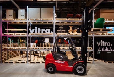 サムネイル:長坂常 / スキーマ建築計画による、2015年4月にミラノで行われた、家具会社ヴィトラの展示のための会場デザイン「Vitra exhibition」