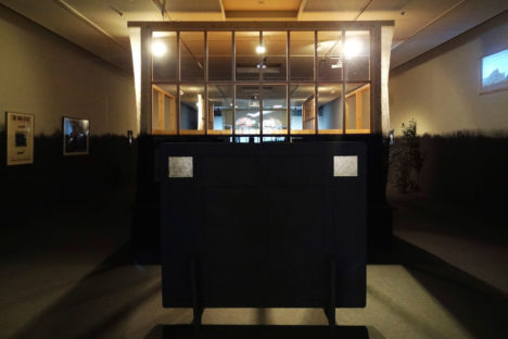 サムネイル:松島潤平建築設計事務所による、京都市立芸術大学での展覧会「死の劇場 カントルへのオマージュ」の展示構成