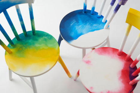 サムネイル:TAKT PROJECTによる、ユーザーが思い思いに染色をする事ができる家具「Dye It Yourself -dyed plastic furniture concept」