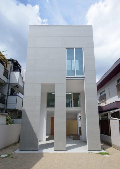 サムネイル:松浦荘太建築設計事務所による、兵庫の、建物の一部が隣地の幼稚園の園庭にもなっている住宅「住居と園庭」