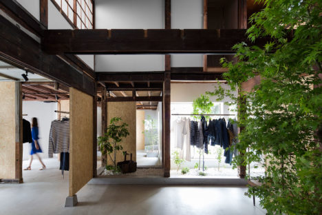 サムネイル:岡野学 / スタジオ201アーキテクツによる、さいたま市の、築70年の木造住宅の1階部分を改修した古着店「BANKARA」