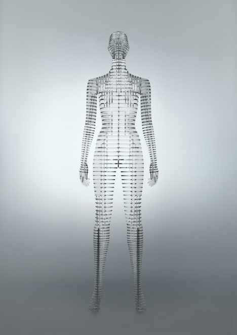 サムネイル:吉岡徳仁が、国立新美術館での「MIYAKE ISSEY展」のためにデザインした人体