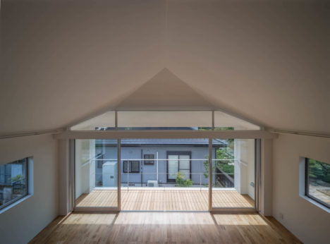 サムネイル:諸江一紀建築設計事務所による、岐阜県羽島市の、車庫兼倉庫を住宅へコンバージョンした「羽島の住宅」