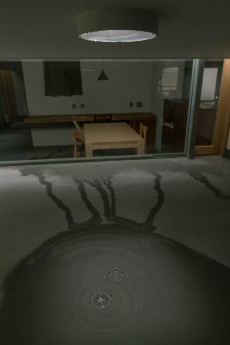 サムネイル:米田雅樹 / ヨネダ設計舎による、三重県松阪市の、水たまりの場を持つ住宅「puddle」