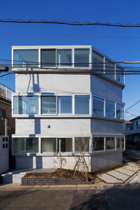 サムネイル:若松均建築設計事務所による、東京都世田谷区の「連窓の集合住宅」