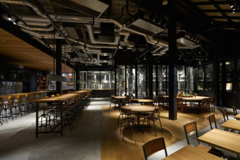 サムネイル:大堀伸 / ジェネラルデザインによる、東京のログロード代官山内の、ビール製造工場兼ビアレストラン「スプリングバレーブルワリートーキョー」