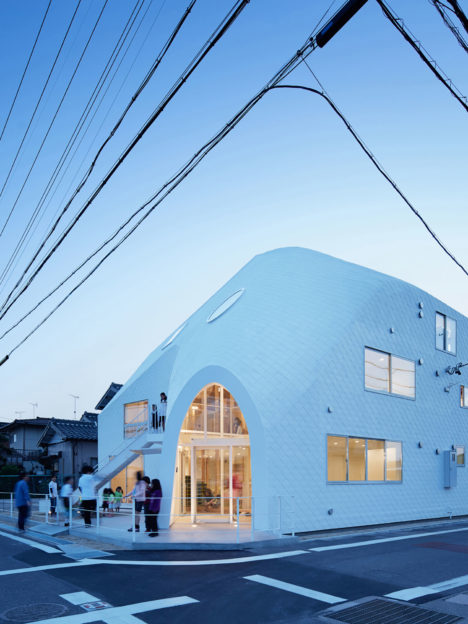 サムネイル:MAD Architectsによる、愛知県岡崎市の住居兼幼稚園「クローバーハウス」
