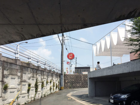 サムネイル:矢橋徹建築設計事務所による、熊本の、既存テラスを開かれた場に改修するプロジェクト「若葉の舞台」