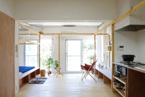 サムネイル:ピークスタジオ一級建築士事務所による、神奈川県川崎市の築34年のマンションのリノベーション「FRAME HOUSE」