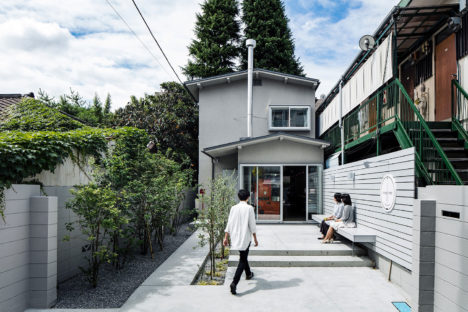 サムネイル:成瀬・猪熊建築設計事務所による、東京都世田谷区の「経堂のカフェ併用住宅」