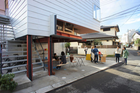 サムネイル:Eureka＋MARU。Architectureによる、埼玉県さいたま市の集合住宅「Around the Corner Grain」。この建築を会場に建築展も開催。