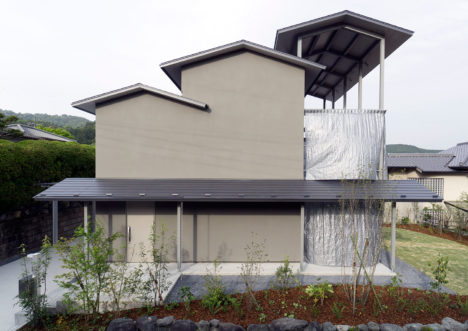 サムネイル:川島範久+佐藤桂火 / ARTENVARCHによる、京都・山科の住宅「京都の三段屋根」