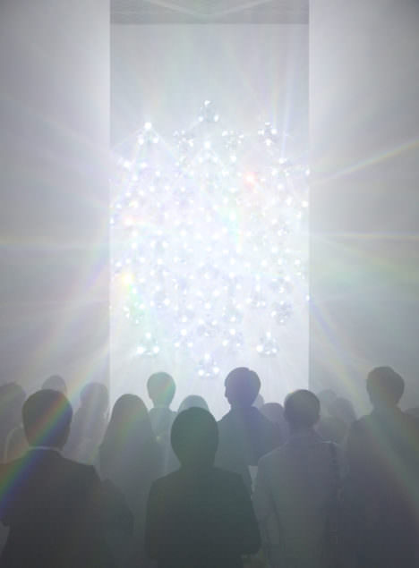 サムネイル:吉岡徳仁の、東京・銀座の資生堂ギャラリーでの展覧会「スペクトル　− プリズムから放たれる虹の光線」の会場写真