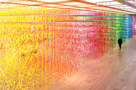 サムネイル:エマニュエル・ムホーによる国立新美術館でのインスタレーション「数字の森」