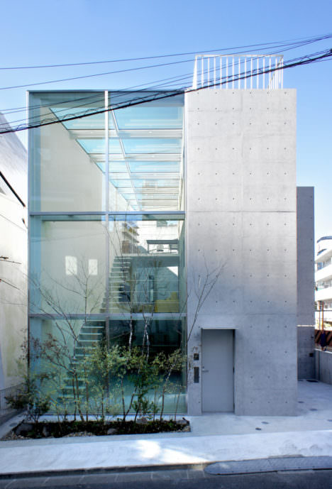 サムネイル:永山祐子建築設計による、東京・港区のガラス張りの大きな吹抜け空間をもつ「西麻布の住宅」の写真