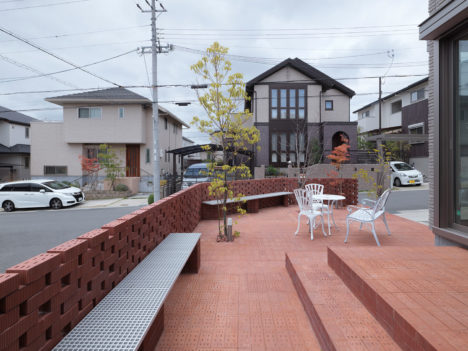 サムネイル:UME architects / 梅原悟による、大阪の、既存住宅のテラスの改修「彩都西のレンガテラス」