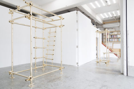 サムネイル:元木大輔による、単管パイプに金メッキを施した家具のシリーズの展覧会の会場写真。3月12日まで開催中。