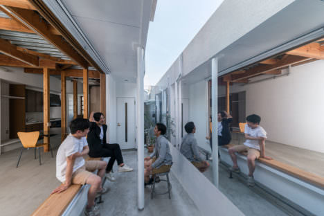 サムネイル:松本光索による、東京・八王子の、アートギャラリー・工房・オフィスからなる複合施設のオフィス部分のリノベーション「鏡のある窓」