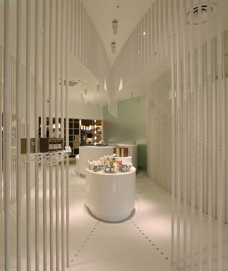 サムネイル:田辺雄之建築設計事務所による、長野・松本の、ショッピングモール内の店舗「ファイブホルン」
