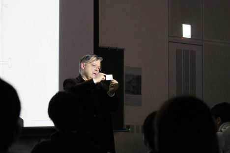 サムネイル:スイスの設計事務所 ミラー&マランタのクイントゥス・ミラーの講演会「建築は記憶である」の、伊藤達信によるレポート