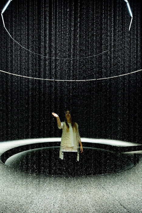 サムネイル:DGT.による、パリのアートセンター エレファン・パナムでのインスタレーション「LIGHT in WATER」