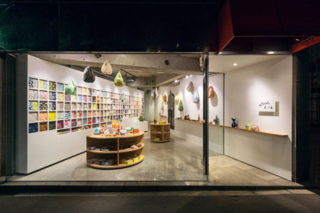 サムネイル:トラフ建築設計事務所による、東京・渋谷の、風呂敷メーカーの直営店「むす美」