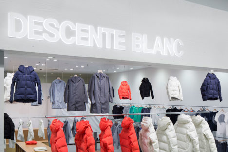 サムネイル:長坂常 / スキーマ建築計画による、大阪のららぽーとEXPOCITY内の店舗「DESCENTE BLANC 大阪」
