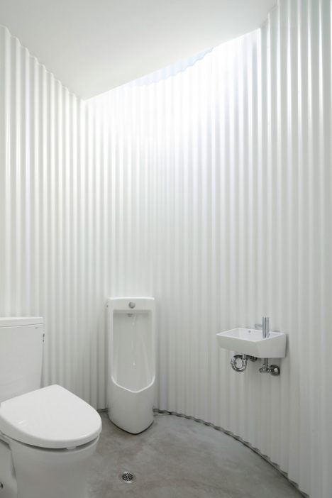 Isemachi-public-toilet_06