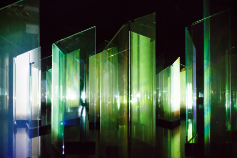サムネイル:川島範久＋佐藤桂火 / ARTENVARCH が空間デザインを担当した、AGC旭硝子のミラノサローネ2015におけるインスタレーション「GLACIER FORMATION」