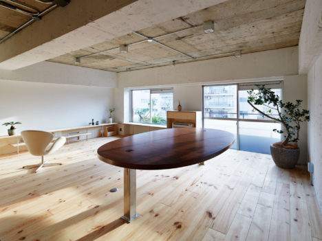 サムネイル:佐野健太建築設計事務所による、東京の都心に建つ築40年のマンション一室リノベーション「東大前の70㎡」