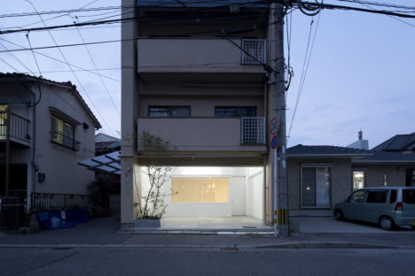 サムネイル:江藤健太アトリエによる、大分県大分市の、築35年のアパート１階部分の改修「田室の間」