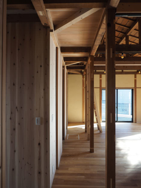 サムネイル:吉田周一郎 / SHUSHI Architectsによる、徳島県徳島市の、既存木造住宅の改修「眉山の家Ⅱ」