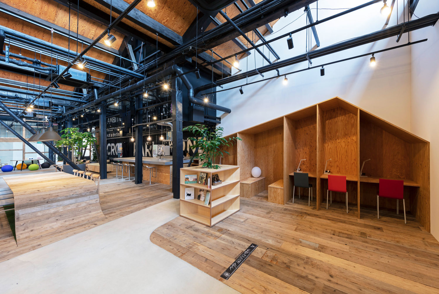 濱田猛 / HAMADA DESIGN+京都工芸繊維大学仲研究室による、大阪市の、築100年の元倉庫の木造社屋を改修したオフィス「CROSS ...
