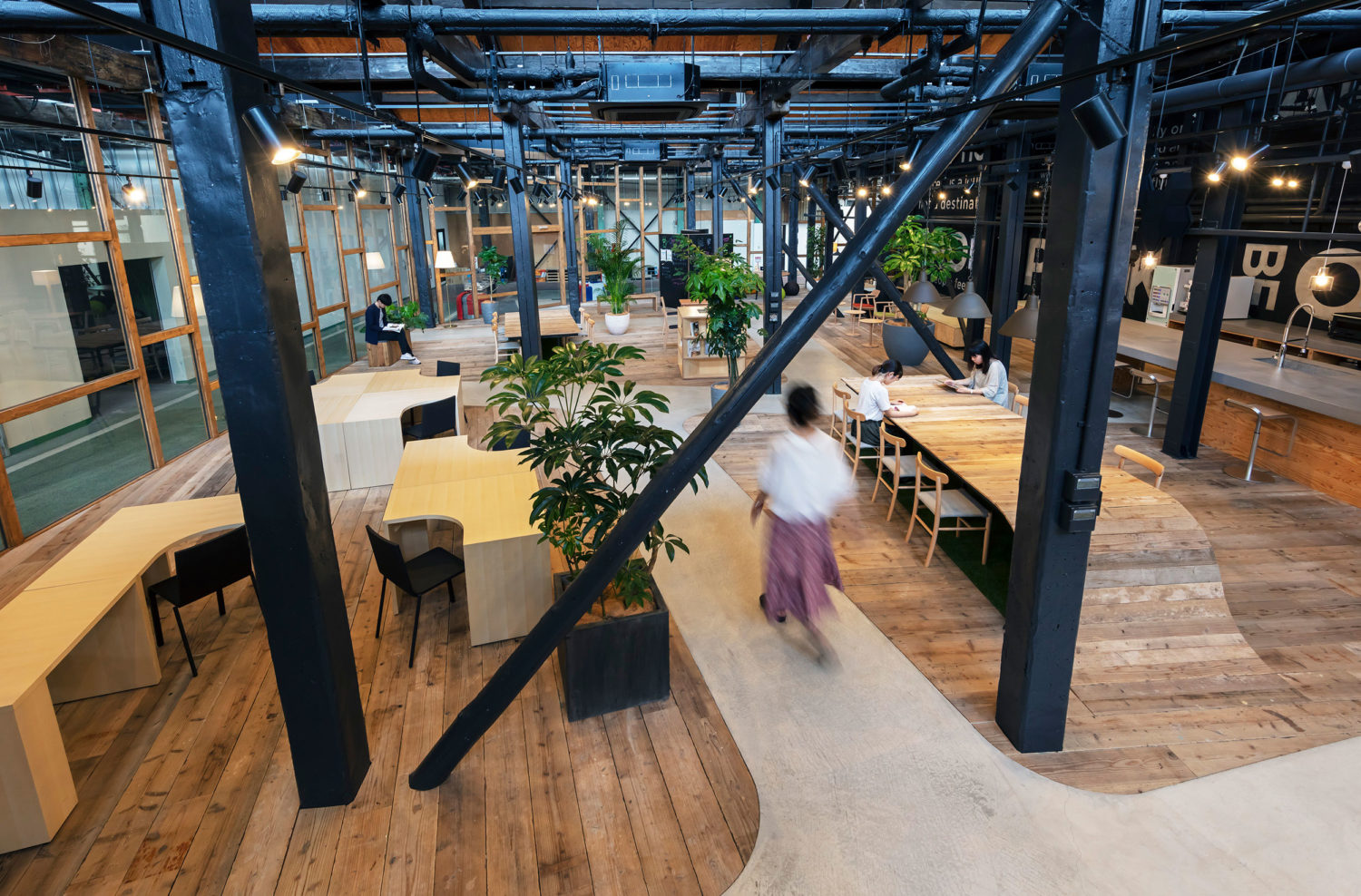 濱田猛 / HAMADA DESIGN+京都工芸繊維大学仲研究室による、大阪市の、築100年の元倉庫の木造社屋を改修したオフィス「CROSS ...