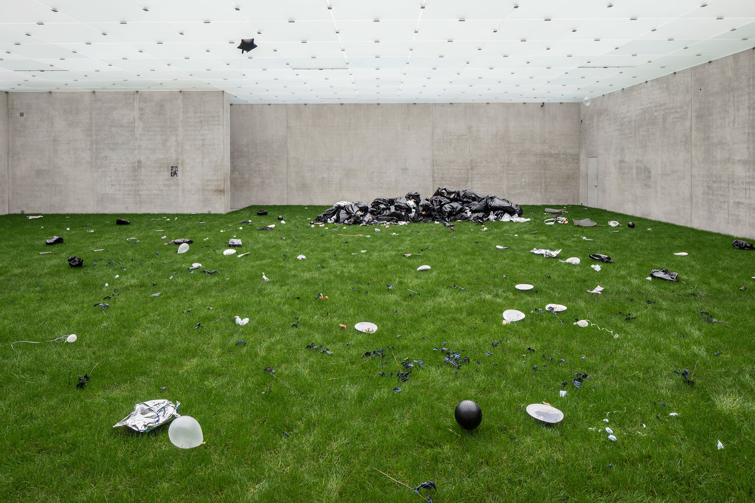 ブレゲンツ美術館で行われている アーティストのバニー ロジャースのインスタレーション展 Kind Kingdom の会場写真と動画 Architecturephoto Net