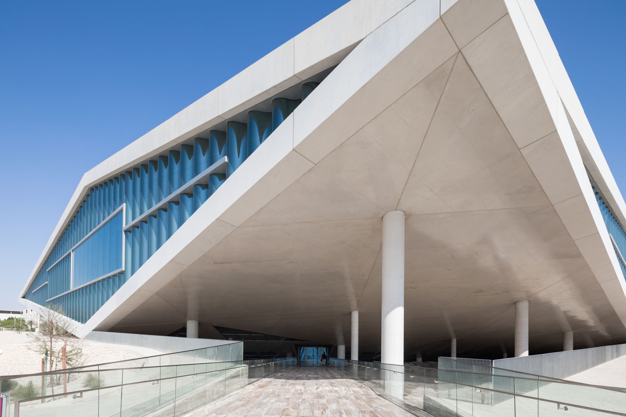 OMAが2017年に完成させた、カタール・ドーハの「カタール国立図書館」 | architecturephoto.net
