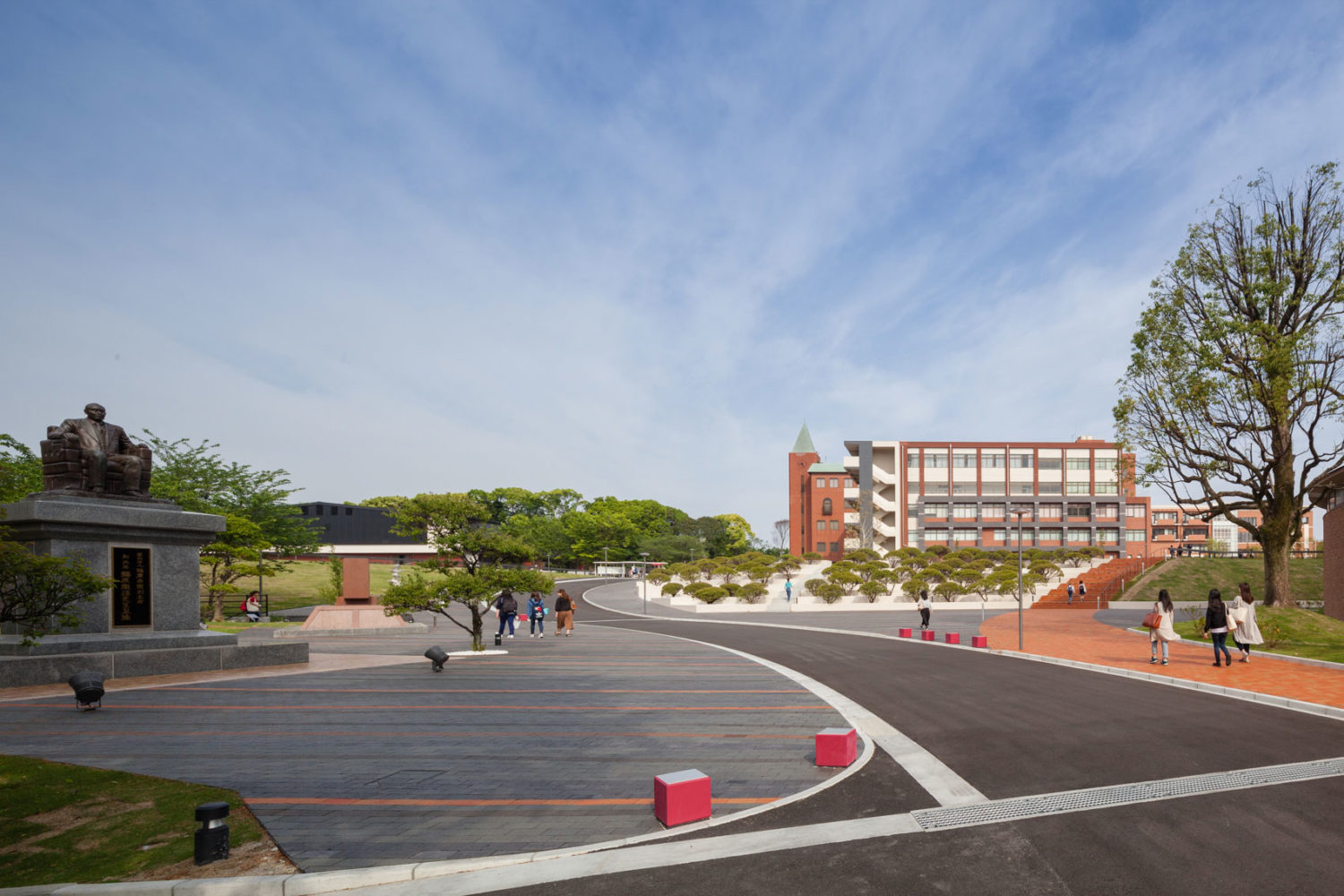 古家俊介 / DESIGN NETWORK ASSOCIATESがランドスケープデザインを手掛けた、福岡・北九州市の「九州女子大学 ...