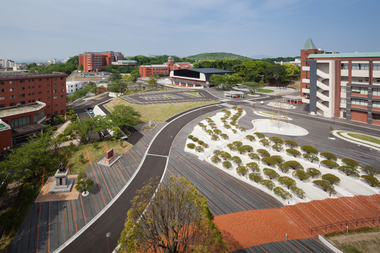 古家俊介 / DESIGN NETWORK ASSOCIATESがランドスケープデザインを手掛けた、福岡・北九州市の「九州女子大学 ...