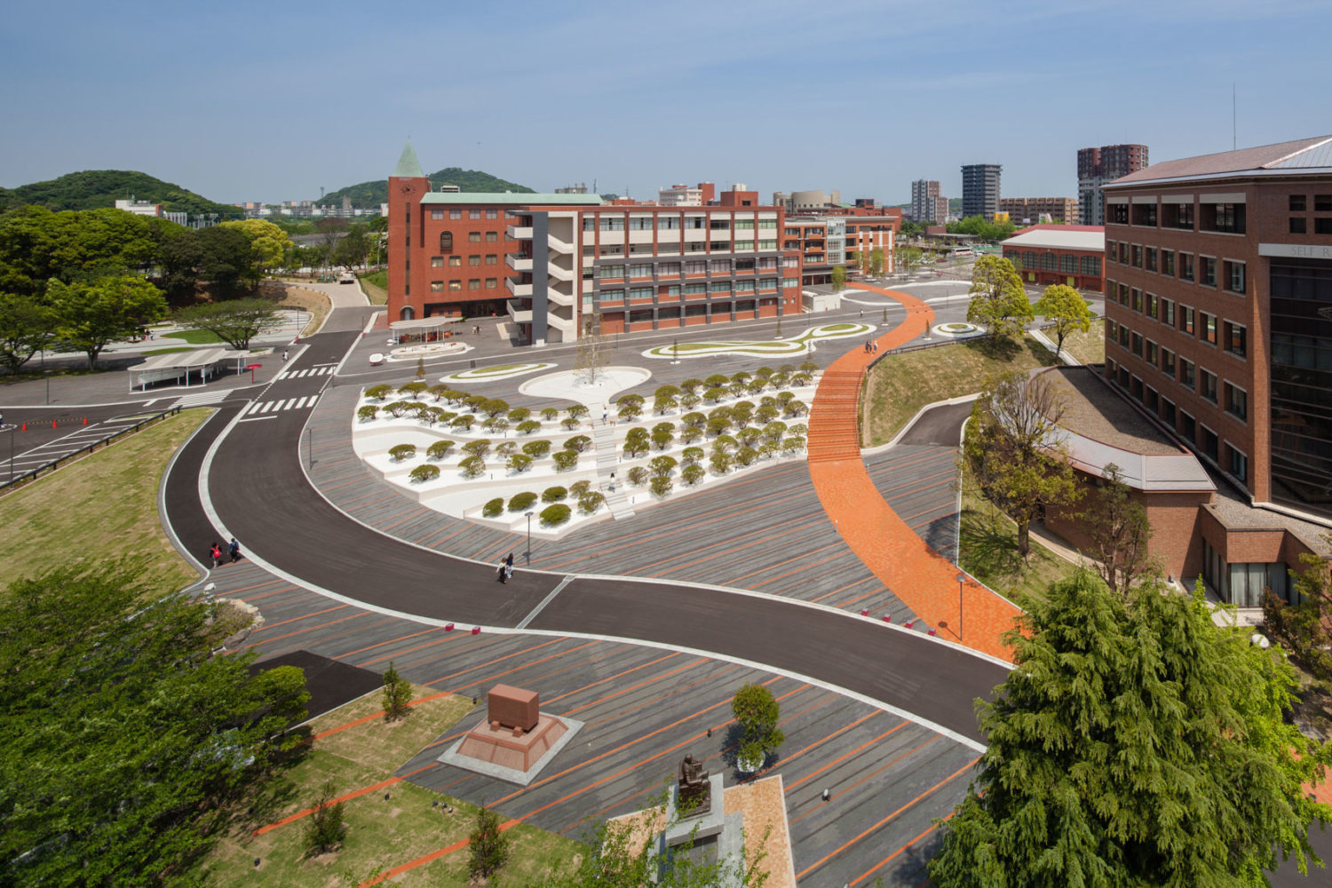 古家俊介 / DESIGN NETWORK ASSOCIATESがランドスケープデザインを手掛けた、福岡・北九州市の「九州女子大学 ...