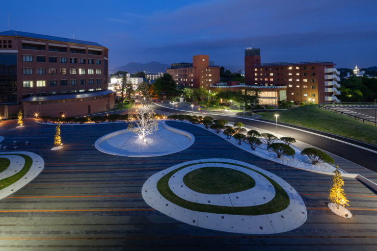 古家俊介 / DESIGN NETWORK ASSOCIATESがランドスケープデザインを手掛けた、福岡・北九州市の「九州女子大学 ...