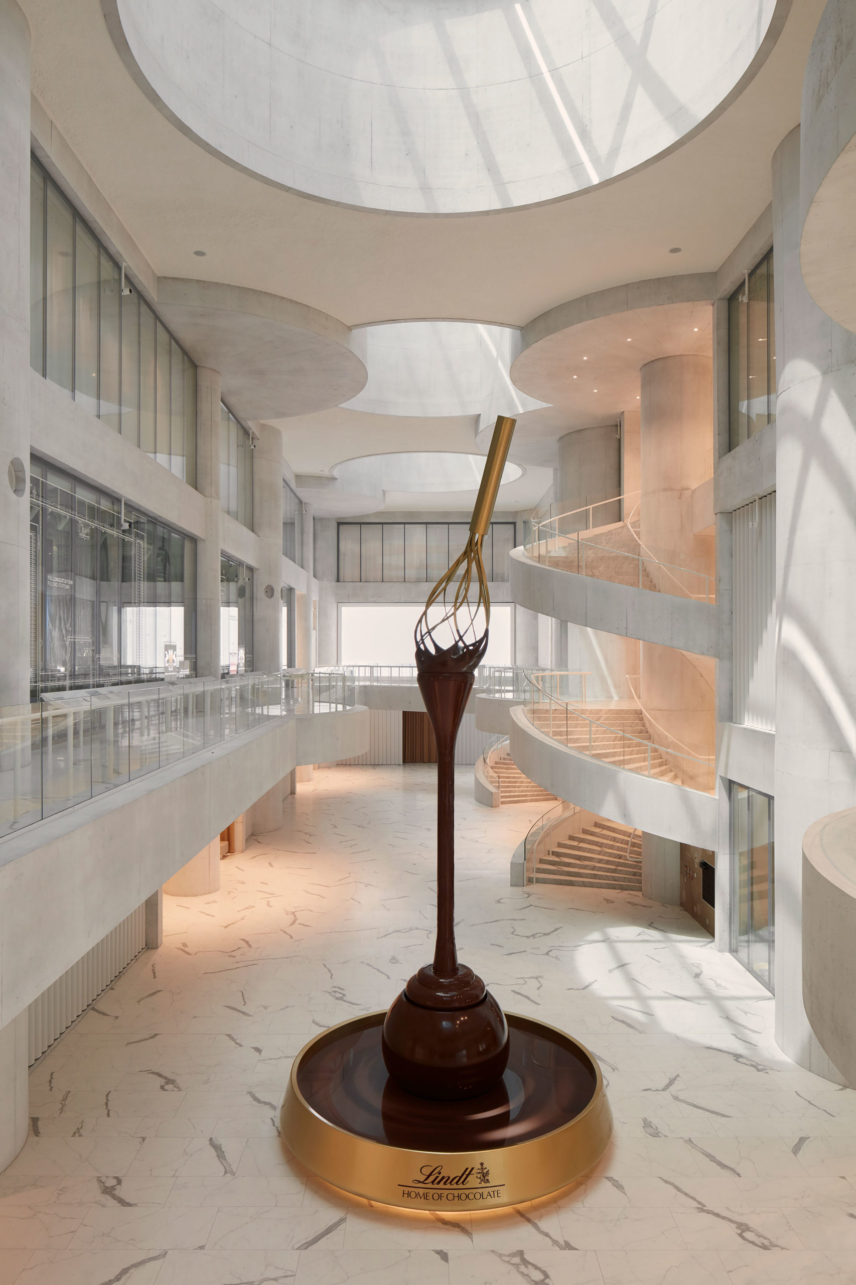 クリスト ガンテンバインの設計で チューリッヒに チョコレート会社の博物館 リンツ ホーム オブ チョコレート が完成 建築を特徴づける高さ15mのアトリウムは古典的で秩序を感じさせる空間 Architecturephoto Net