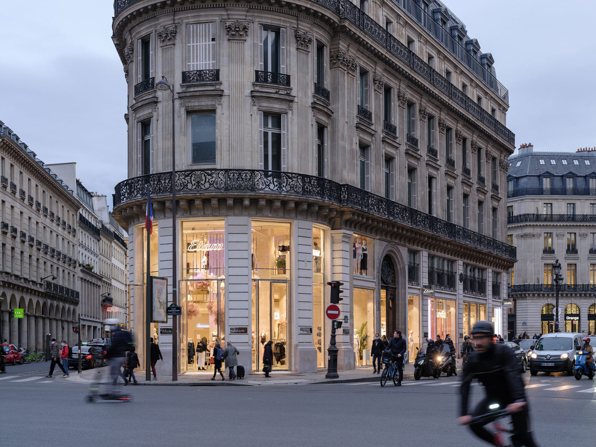 Mvrdvの設計で完成した フランス パリの ランジェリーブランドetamの旗艦店 Etam Paris 19世紀の既存建物に敬意を払いつつ床をガラスにするなどの大胆な操作で改修 Architecturephoto Net